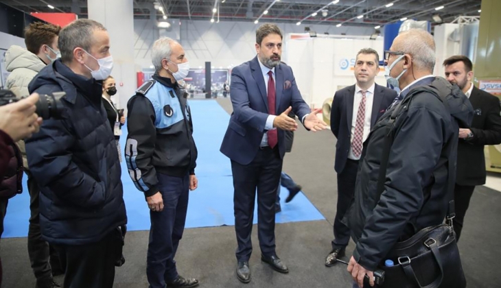 Ünlü ekran yüzü Erhan Çelik fuarda zabıtayı karşısında görünce şaşkına döndü