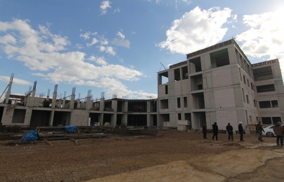 Menderes belediye başkanından tamamlanmayan hastane inşaatına tepki!
