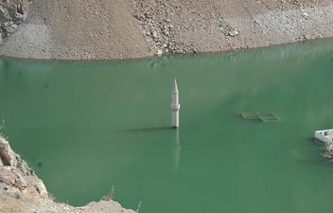 Deriner Barajı'nın suları çekildi, minare görüldü!