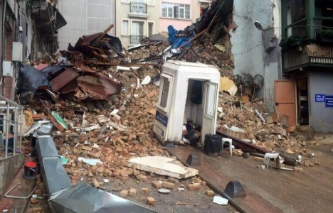 Beyoğlu'ndaki hasarlı bina tamamen yıkıldı!