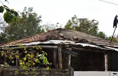 Düzce Belediyesi hasarlı çatıları onarıyor!