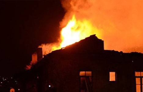 Kastamonu'da çıkan yangında 3 ahşap ev kullanılamaz hale geldi!