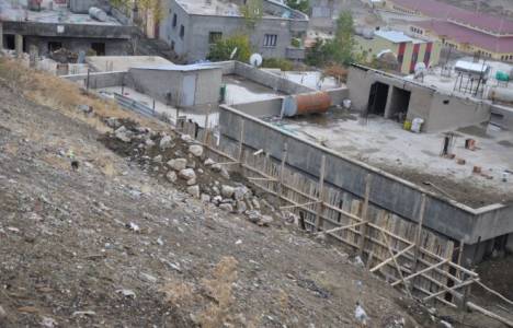 Zonguldak'ta çöken istinat duvarı, eve zarar verdi!