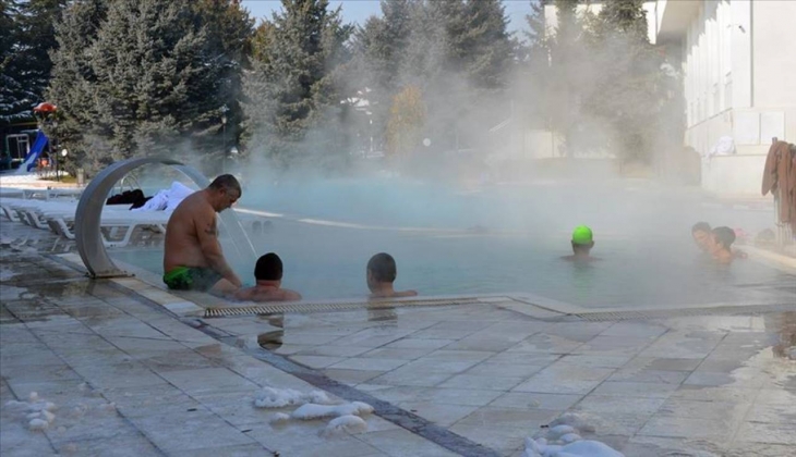 Kayak yapamayan tatilciler kaplıcaya koştu!