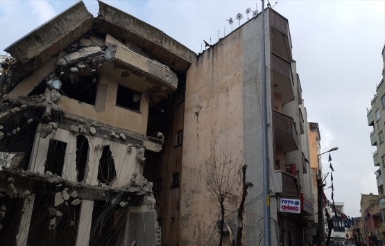 Siirt te yıkımı yapılan bina bitişikteki binanın üzerine devrildi!