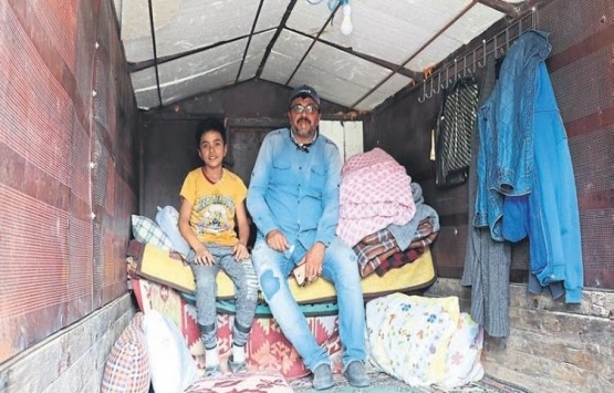 Depremde evi hasar gördü römorkunu çadıra çevirdi!