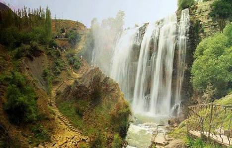 Tortum Şelalesi eşsiz manzarasıyla görenleri büyülüyor!