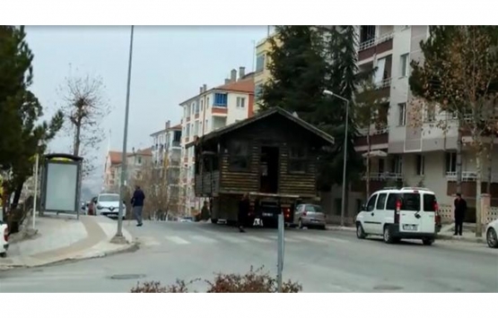 Kemal Sunal ın Gülen Adam filmi gerçek oldu, evi kamyonla taşıdı!