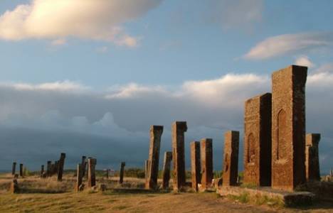 Bitlis Selçuklu Mezarlığı yerli ve yabancı turistin ilgisini çekiyor!