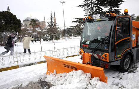 İstanbul'da karla mücadele aralıksız sürüyor!