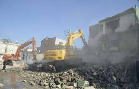 Adana'da bulvar için yıkım çalışmaları devam ediyor!