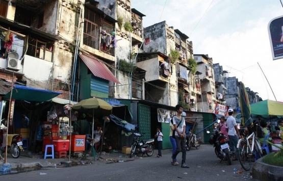 Kamboçya da eski binada kendi devletlerini kurdular!