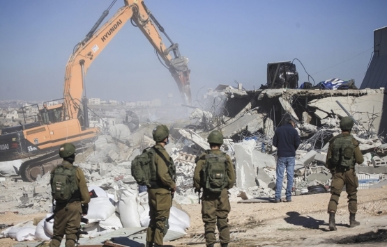 İsrail güçleri, Batı Şeria'da Filistinlilere ait bir evi daha yıktı!