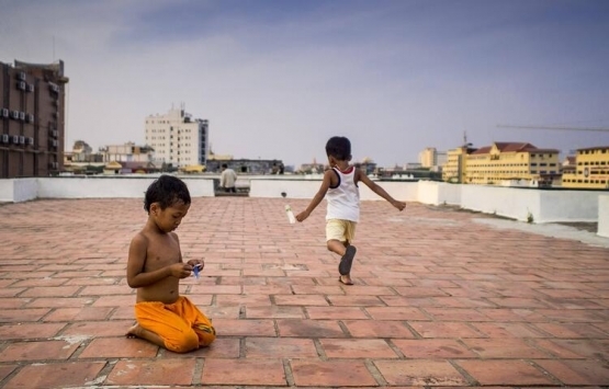 Kamboçya da eski binada kendi devletlerini kurdular!