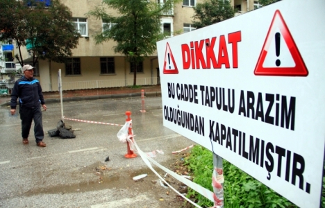 Samsun'da arazisinden yol geçen vatandaş yolu kapattı!