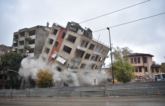 Bursa Hanlar Bölgesi nde çok katlı binalar yıkılıyor! 