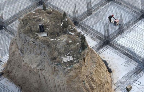 Çin de mezar inşaatın ortasında kaldı!