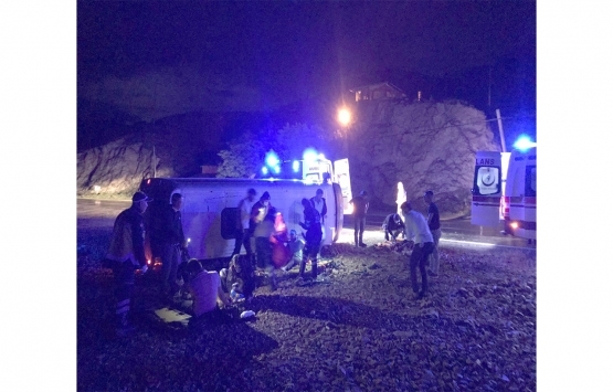 Gümüşhane'de inşaat işçilerini taşıyan midibüs devrildi: 8 yaralı!