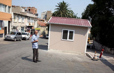 İzmir Basmane'de yolun ortasına muhtarlık ofisi yapıldı!