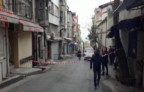 Fatih'te metruk binanın kat zemini çöktü!