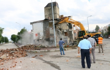Aziziye'deki metruk yapılar temizleniyor!