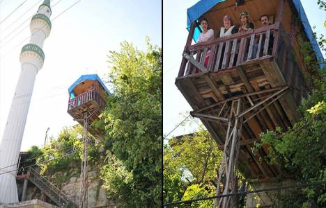 Mustafa Toprakdelen elektrik direğinin üzerine kulübe yaptı!
