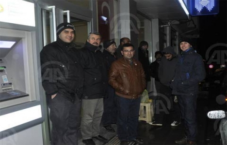 Divriği'de banka önünde ev nöbeti!