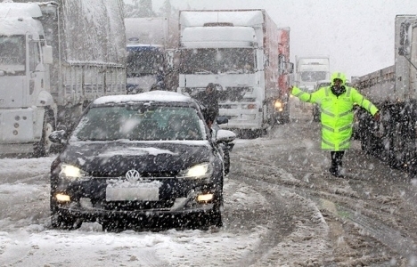 İzmir-İstanbul yolu trafiğe kapandı!