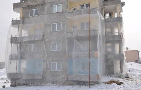 Muş'ta bir vatandaş apartmanı soğuktan naylonla koruyor!