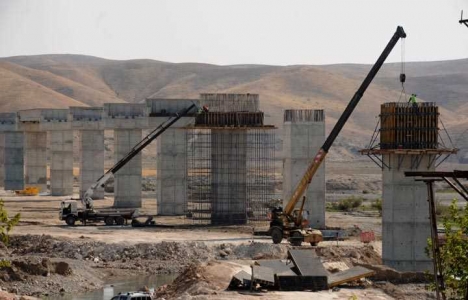 Güneydoğu nun en uzun demiryolu viyadüğü yapılıyor!