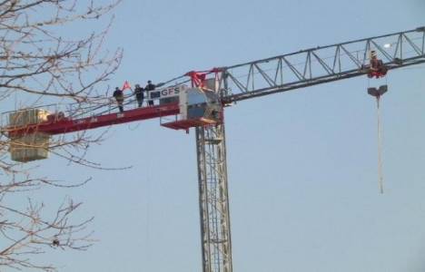 Gaziantep'te yolda yürüyen vatandaşın başına inşaat vincinden parça düştü!