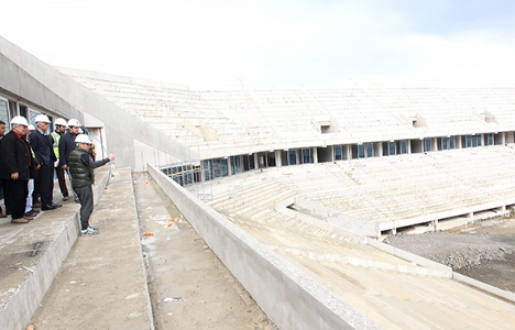 Ersun Yanal, Akyazı Spor Kompleksi inşaatını gezdi!
