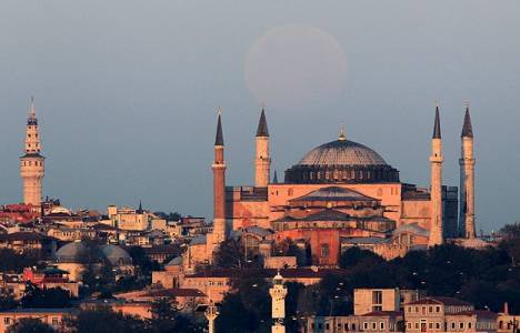 Tarihçi Mehmet Çelik: Ayasofya 2014'te ibadete açılacak!