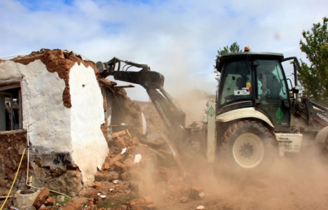 Çankaya'da hasar görmüş binalar yıkılıyor!