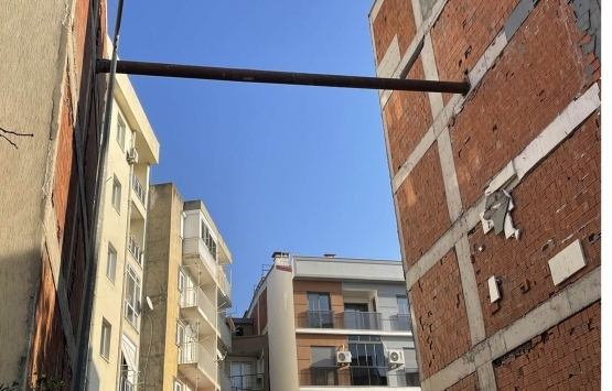 İzmir de kayma meydana gelen apartmanda çalışmalar başladı!