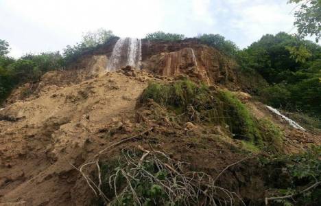 Bolu'da heyelan nedeniyle 2 ahşap ev kullanılamaz hale geldi!