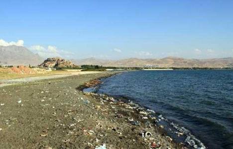 Osmanlı kalesi, Van Gölü'nün sularının çekilmesiyle yeniden ortaya çıktı!