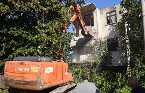 Kartepe’de ağır hasarlı son bina da yıkıldı!