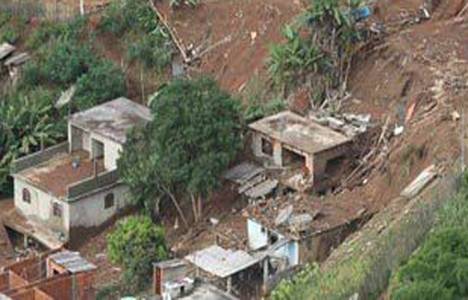 İstanbul'da 4 gecekondu toprak altında kaldı!