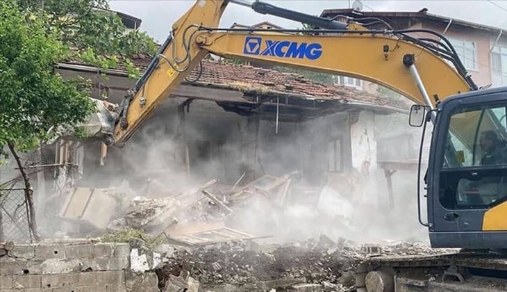 Marmara Depremi nin merkez üssü Gölcük te riskli binalar yıkılıyor! 