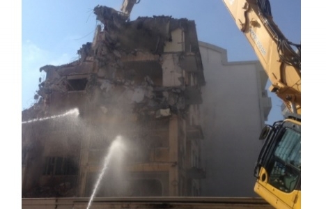 İzmit'teki metruk bina yıkıldı!