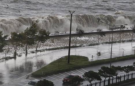 Giresun'da dalgalar Karadeniz Sahil Yolu'nu trafiğe kapattı!