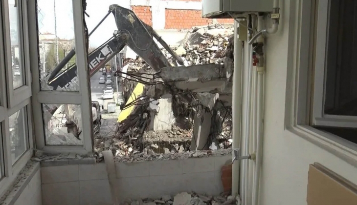 İstanbul da son dakika kentsel dönüşüm: Yıkılan binanın yan apartmanın duvarı yok!