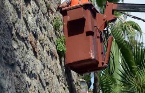  Antalya Yat Limanı’nın tarihi surları temizleniyor!