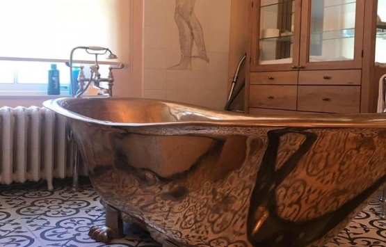 Okan Bayülgen evinin kapılarını açtı!