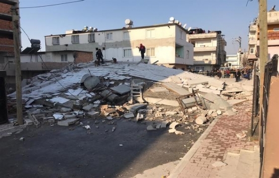 Mersin de 5 katlı bina çöktü!