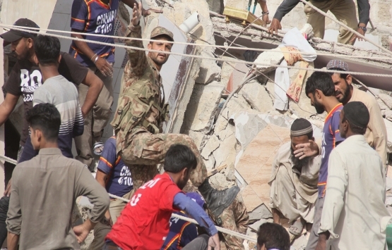 Pakistan da 5 katlı bina çöktü!