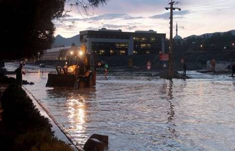 Çorum'da meydana gelen sel nedeniyle Osmancık Devlet Hastanesi'ni su bastı!