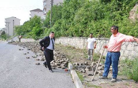 Alaplı'da bozulan kaldırımlar yenileniyor!