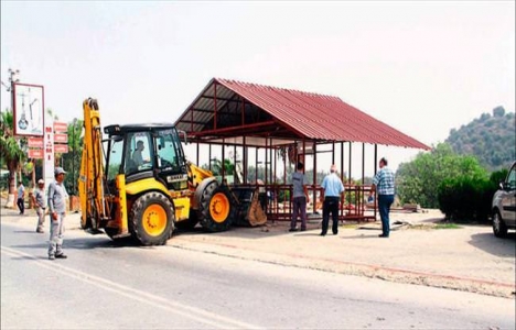 Adana Çatalan Batı Köprüsü'ndeki kaçak büfe kaldırılacak!